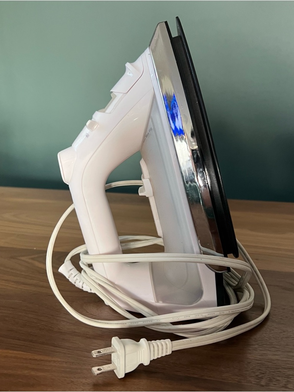 Sunbeam Classic White Steam Iron GSCBCL-317 1200 Watt Clothes Wrinkle Removal